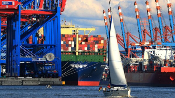 万宝配资 特朗普关税冲击美国货运量，评级机构下调美国港口展望至“负面”