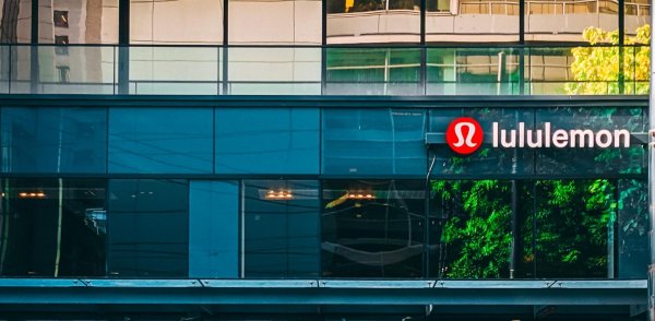 创盈配资 Lululemon突然崩了？中产新宠不受欢迎了？